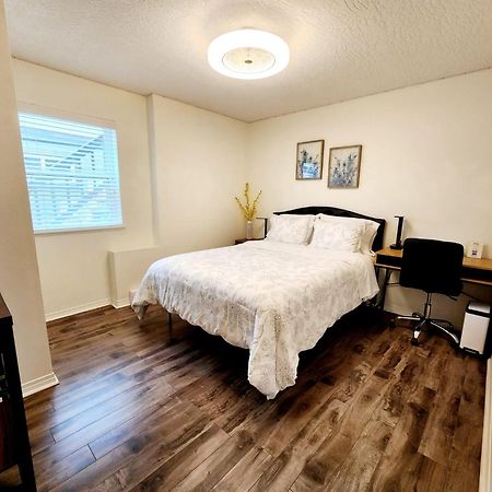 Adorable 1- Bedroom Suite In Langford Victoria Bagian luar foto