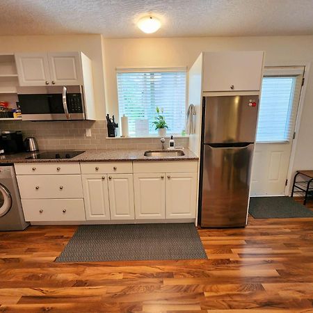 Adorable 1- Bedroom Suite In Langford Victoria Bagian luar foto