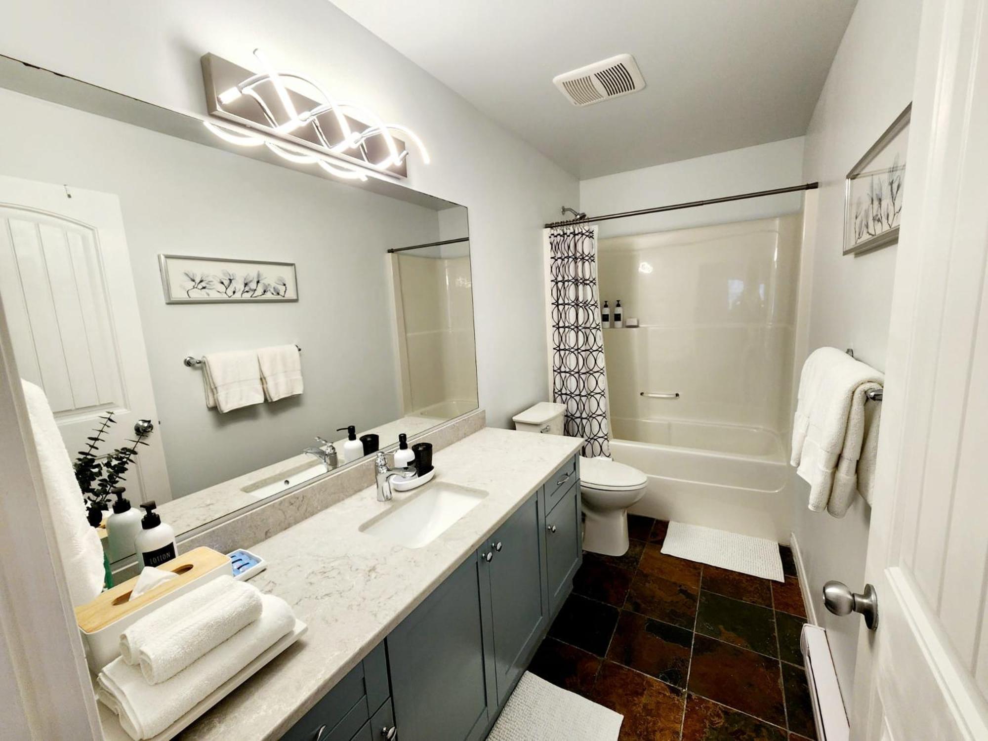 Adorable 1- Bedroom Suite In Langford Victoria Bagian luar foto