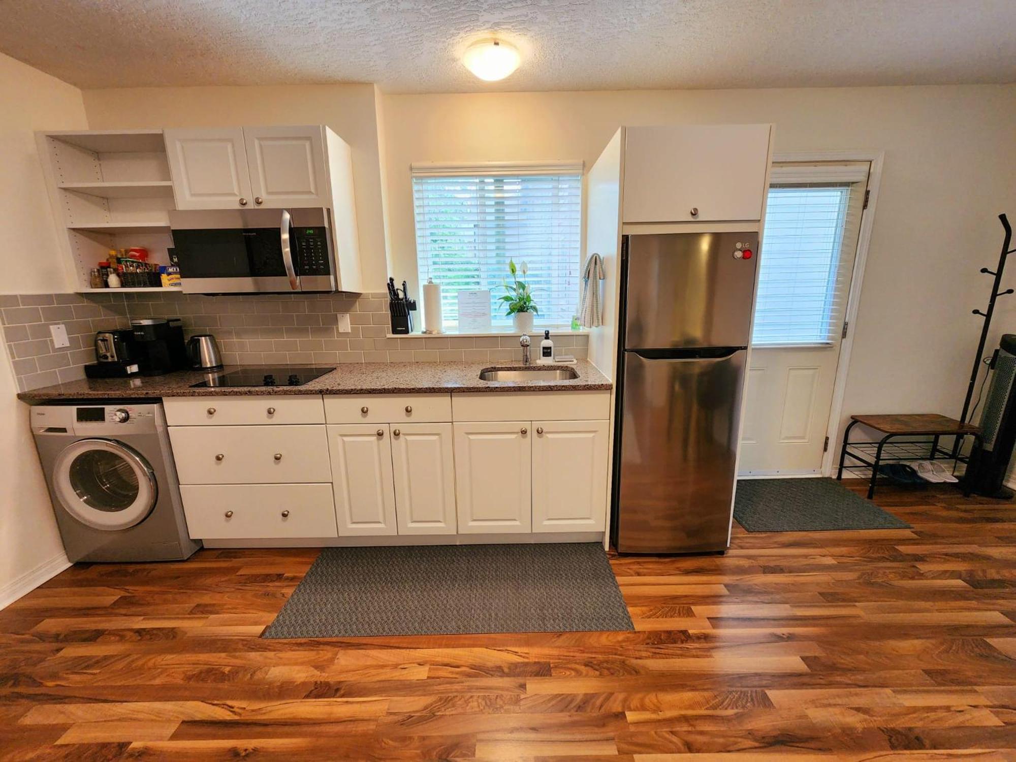 Adorable 1- Bedroom Suite In Langford Victoria Bagian luar foto