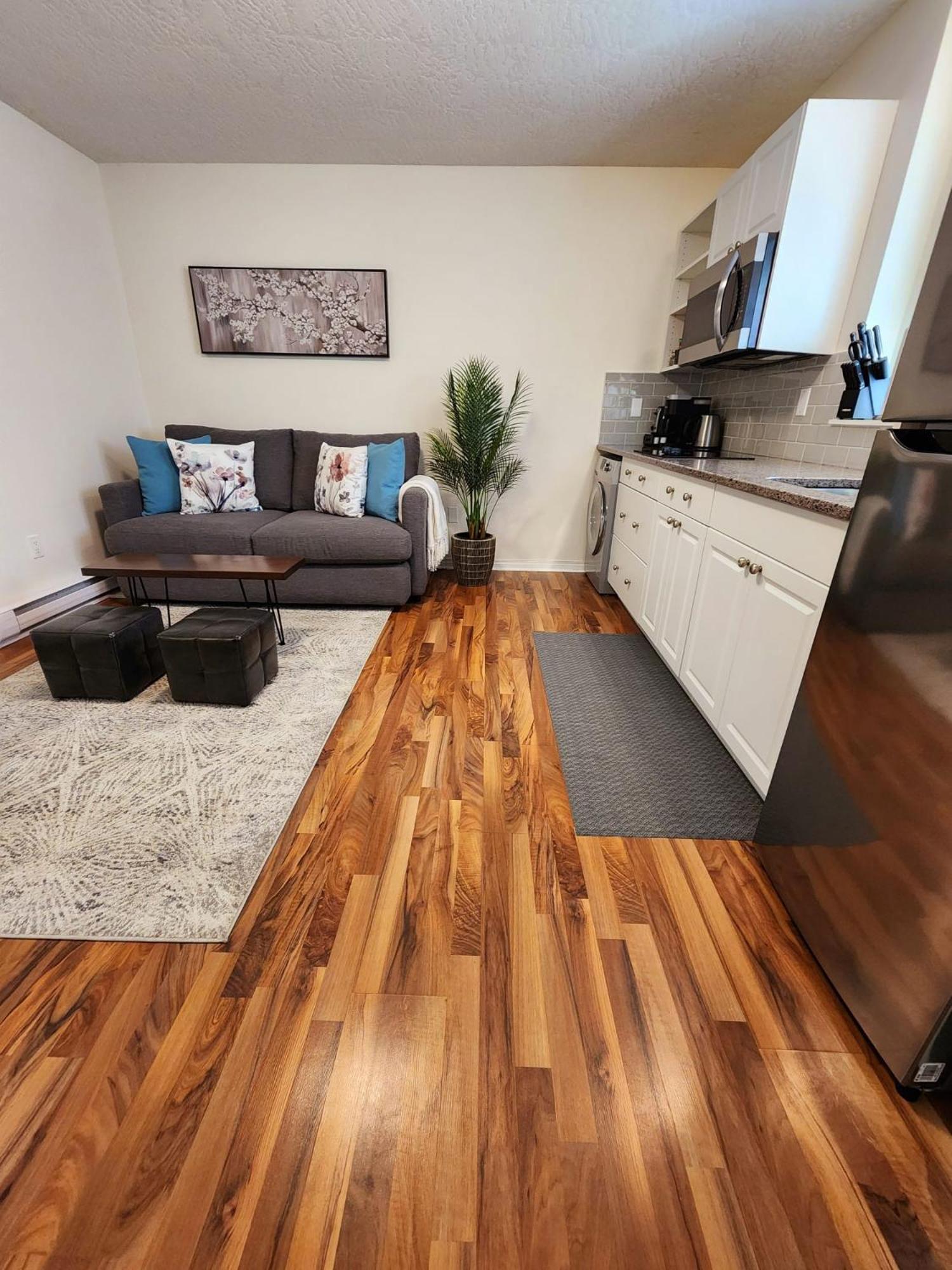 Adorable 1- Bedroom Suite In Langford Victoria Bagian luar foto