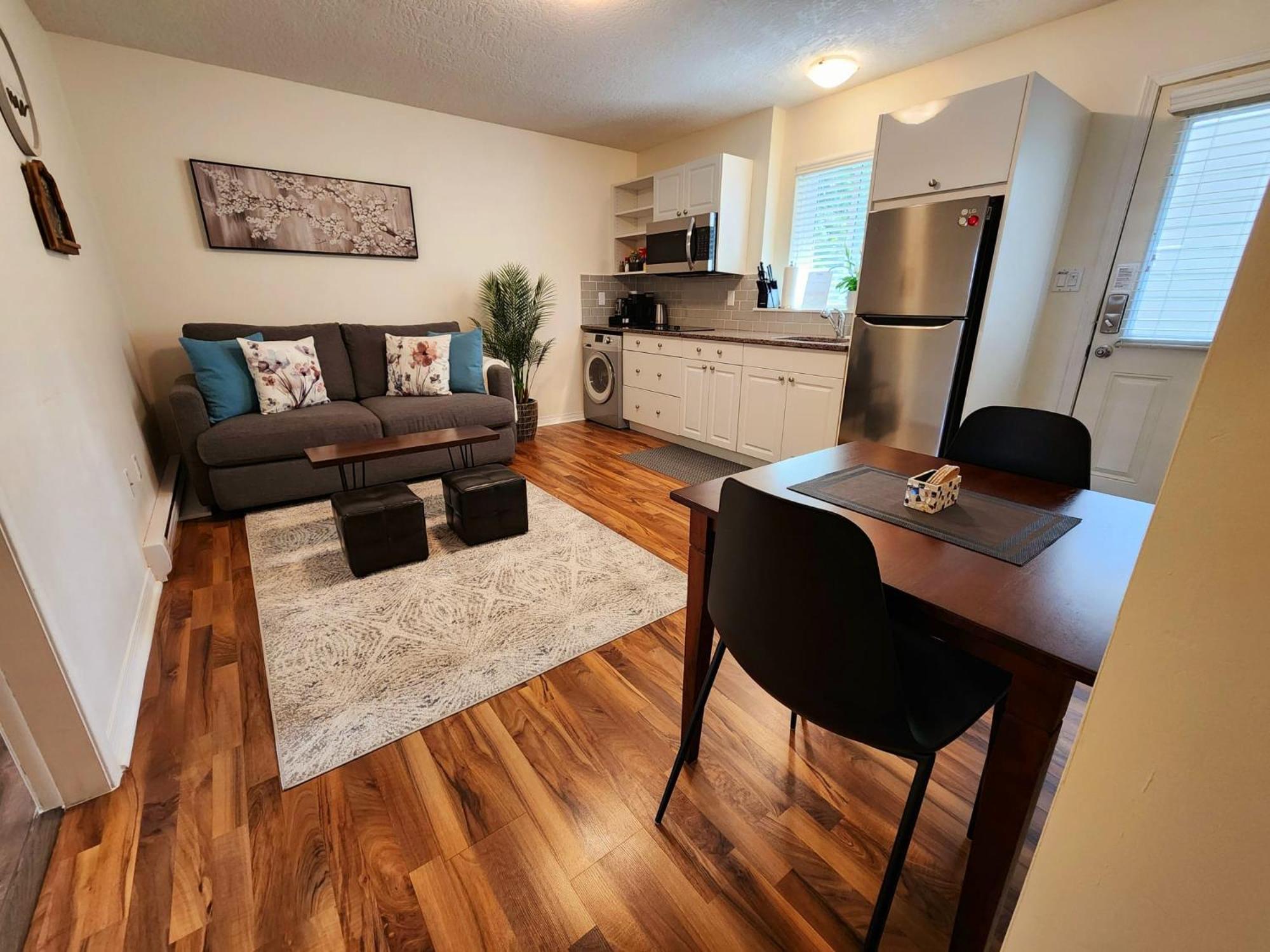 Adorable 1- Bedroom Suite In Langford Victoria Bagian luar foto