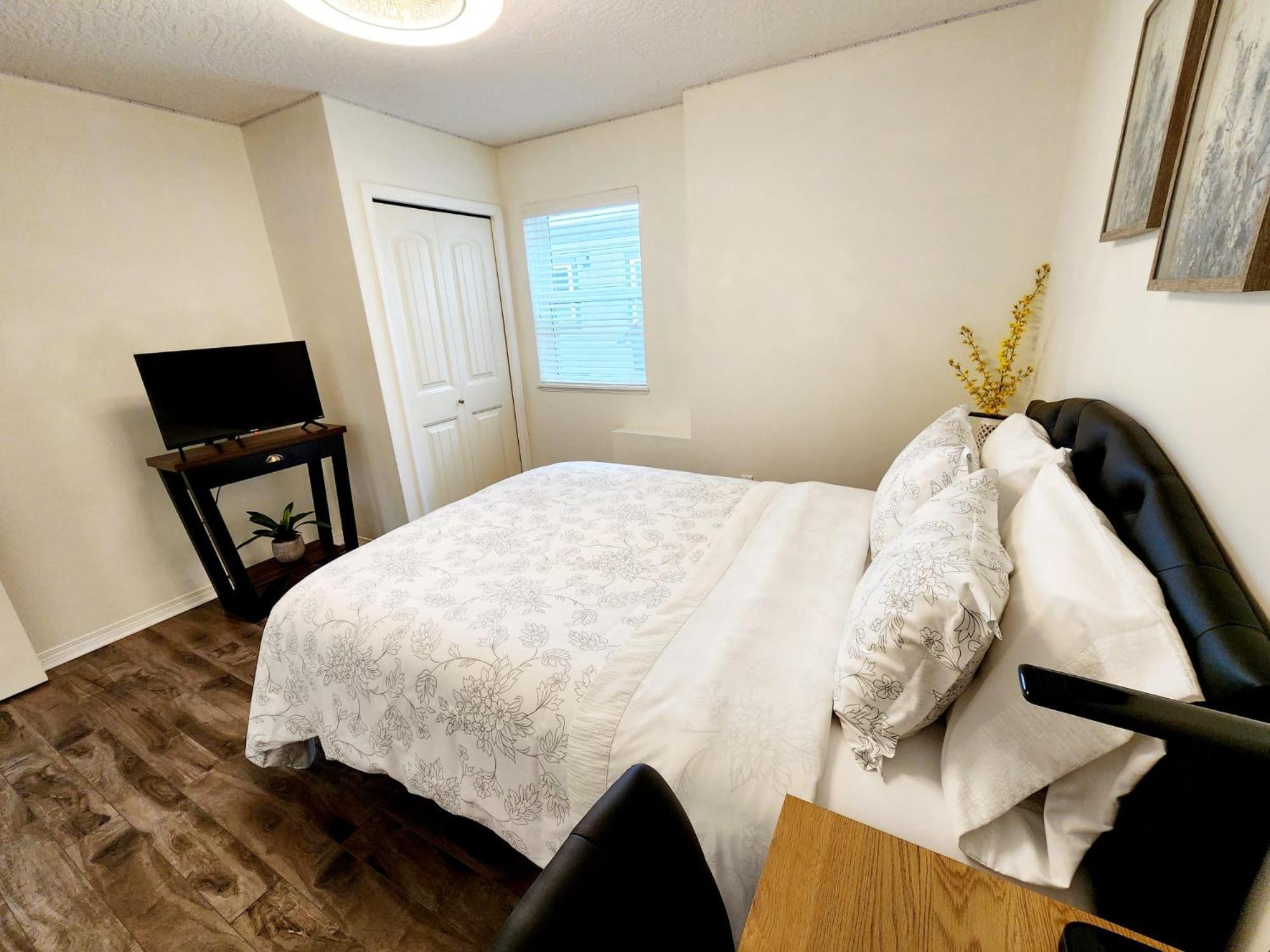 Adorable 1- Bedroom Suite In Langford Victoria Bagian luar foto